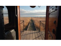 罕见镜头：火车竟悬浮于铁路之上？揭秘不可思议瞬间