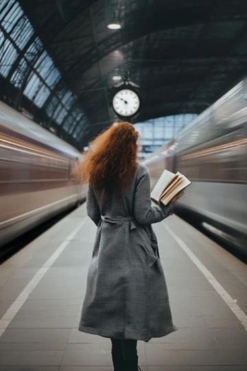 女子伸腿拦高铁门引发热议：安全与人性关怀如何平衡？