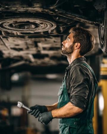 一名女子在车上扔垃圾后立即启动引擎准备离去。
