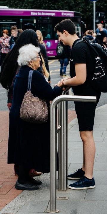 河北女子火车偶遇恩师泪目：跨越二十年的师生情深