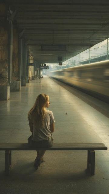 女子伸腿拦高铁门引发热议：安全与人性关怀如何平衡？