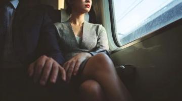 高铁上的悲痛瞬间，列车员温暖举动感动众人