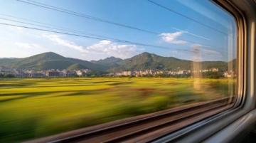 天津至承德火车需绕行北京耗时约三小时