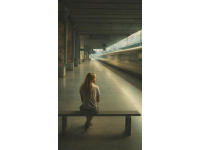 女子伸腿拦高铁门引发热议：安全与人性关怀如何平衡？