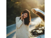 一名女子在车上扔垃圾后立即启动引擎准备离去。