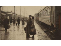 1948火车站台的合影：两个年轻人的希望与勇气跨越时代