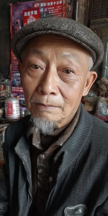 花白头发的技术顾问站在长沙火车站入闸口前