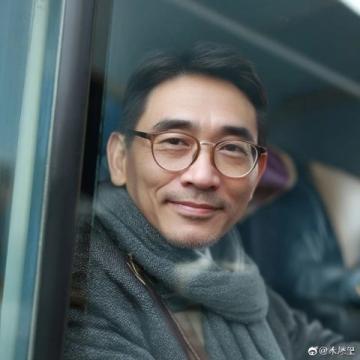 花白头发的技术顾问站在长沙火车站入闸口前