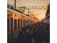 在快节奏生活中，火车成为返乡出行的首选交通工具