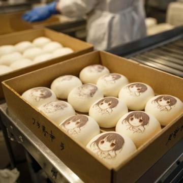 高铁延误四小时，乘客不满发放面包遭质疑，列车长回应暖人心扉