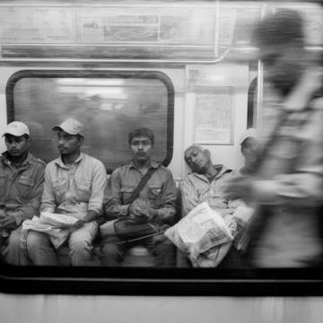 列车员迅速通过广播寻找医护人员援助