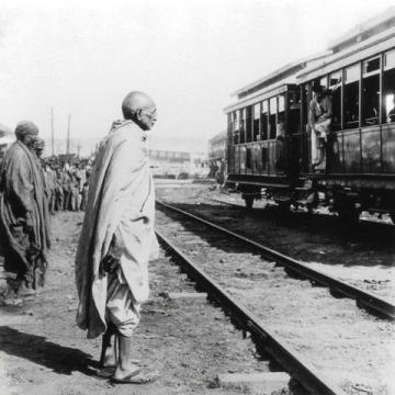 无座二等乘客站一等车厢被拒，列车员称须持有效票或补差价