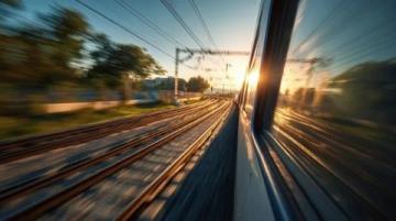 飞驰列车上的惊险寻宝记