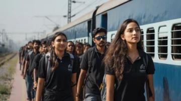 绿皮火车上的暖心瞬间：学霸让座传递正能量