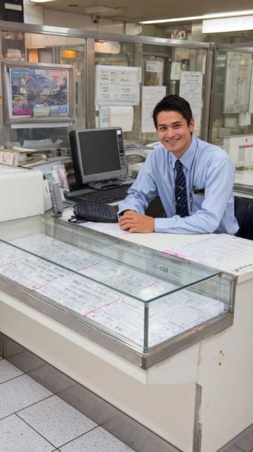 列车员迅速通过广播寻找医护人员援助