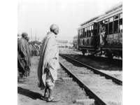 无座二等乘客站一等车厢被拒，列车员称须持有效票或补差价