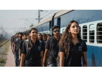 绿皮火车上的暖心瞬间：学霸让座传递正能量