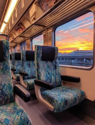 无座乘客站一等车厢遭劝离：列车员解释无座票不得占用一等座位