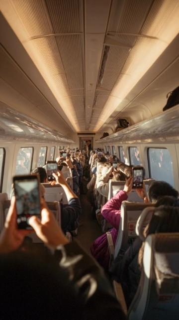 无座乘客站一等车厢遭劝离：列车员解释无座票不得占用一等座位