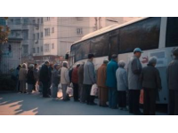 重庆火车站暖心一幕：乘客热心助老人顺利换乘