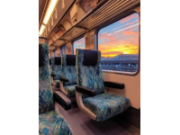 无座乘客站一等车厢遭劝离：列车员解释无座票不得占用一等座位