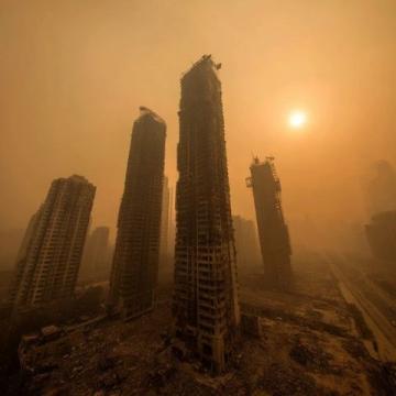 12级台风翻覆千吨火车，56人伤亡：乌鲁木齐沙尘暴下的惊心动魄一幕