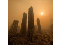 12级台风翻覆千吨火车，56人伤亡：乌鲁木齐沙尘暴下的惊心动魄一幕