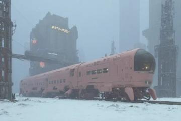 绿皮火车的身影又悄然出现，这次不是怀旧的噱头，而是一场关于生活的深刻算账