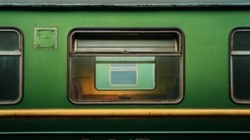 绿皮火车的身影又悄然出现，这次不是怀旧的噱头，而是一场关于生活的深刻算账