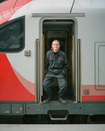 男子携折叠椅坐高铁引热议：改善无座乘客体验的新思路