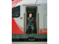 男子携折叠椅坐高铁引热议：改善无座乘客体验的新思路