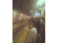 高铁上的女乘客泣不成声，一个细节让人心痛：列车员拿纸巾给她