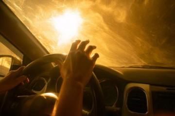 金手链卡进动车厕所，机械师伸手摸了40分钟，一盏灯都没开！