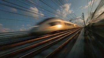 杭州女子独自带三娃赶高铁遭遇连环惊魂，好在警方及时相助