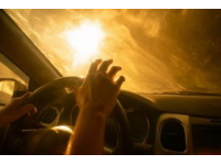 金手链卡进动车厕所，机械师伸手摸了40分钟，一盏灯都没开！