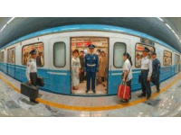 杭州女子独自带三娃赶高铁遭遇连环惊魂，好在警方及时相助