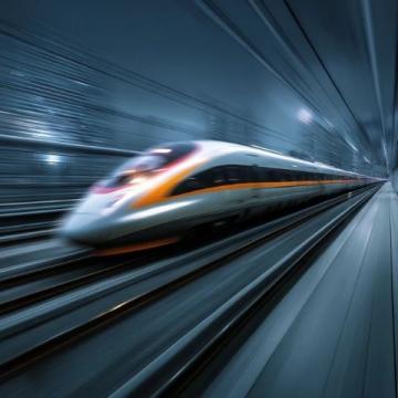 高铁上金手链掉落，地勤徒手捞回万财失而复得