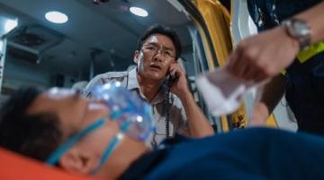 
春运列车紧急救援：生死时速的医者守护瞬间