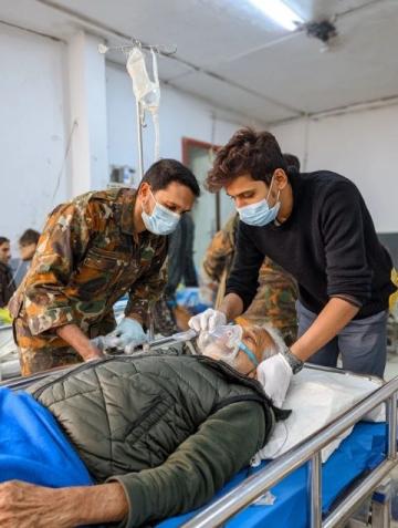 
春运列车紧急救援：生死时速的医者守护瞬间