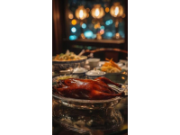 东北绿皮火车上的丰盛年夜饭：春节返程的独特风景线