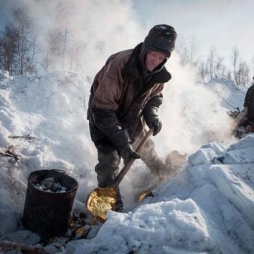 高铁地勤40分钟徒手找回万元金链，温暖中国速度