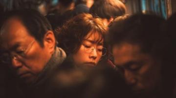 昨天在从湖南回我们家乡的火车上看到了这样的一幕