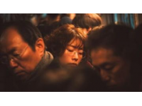 昨天在从湖南回我们家乡的火车上看到了这样的一幕