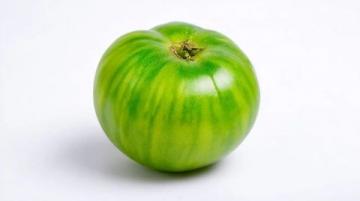 7号车厢一位旅客神色异常,引起了列车员的注意……