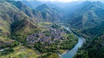 在卾豫皖大别山的崇山峻岭间，每日都有一趟满载无数期盼的公益慢火车