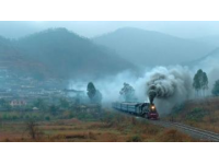 在卾豫皖大别山的崇山峻岭间，每日都有一趟满载无数期盼的公益慢火车