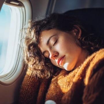 女子乘坐火车卧铺时，因月经突然来临，车上买不到卫生巾，不慎弄脏床单