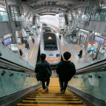 3月2日，北京西至昆明的Z53次普速列车行驶途中突发车窗爆裂