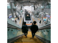 3月2日，北京西至昆明的Z53次普速列车行驶途中突发车窗爆裂