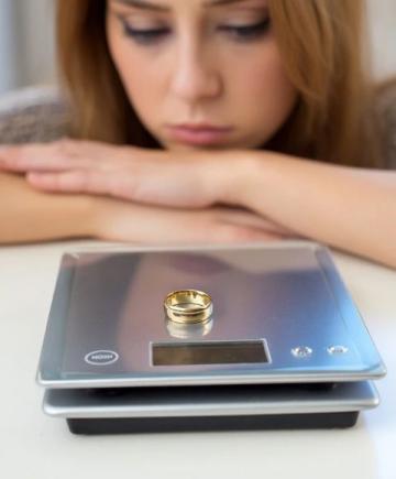 女子急忙离开时忘记了贵重饰品,工作人员不惜40分钟找回了失物